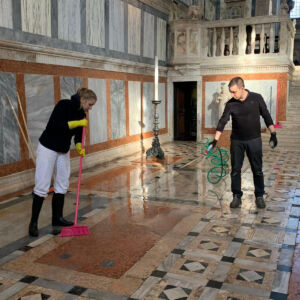 Venezia, Chiesa di Santa Maria dei Miracoli. Studenti di Conservazione dell'Istituto Veneto per i Beni Culturali lavano dal salso la pavimentazione (Courtesy Save Venice)