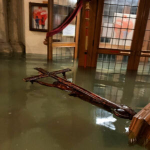 Venezia, Crocefisso della Chiesa di San Moisè fotografato la notte del 12 novembre (Courtesy Venetian Heritage)