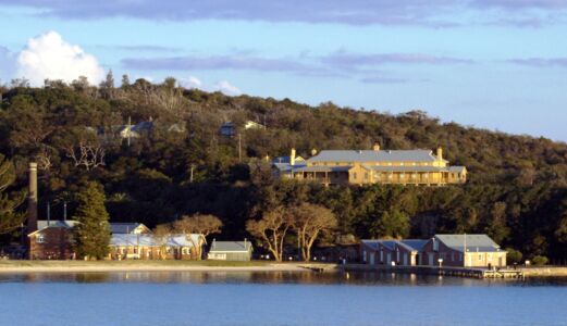 Alcuni edifici della Q station: da sinistra, il disinfection block, l'ospedale e il boilerhouse resturant (wikimedia commons)