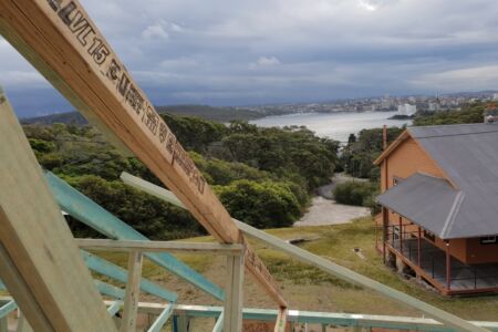 Dettaglio della carpenteria e vista del porto (© Nailn'it Constructions)