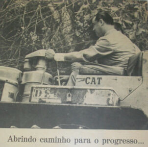 Il presidente brasiliano Juscelino Kubitschek sul Caterpillar all'avvio dei cantieri della nuova capitale