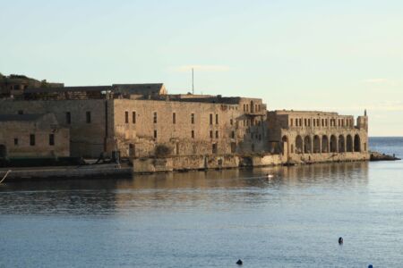 Da destra: il palazzo nuovo, il convento delle suore e infine il palazzo vecchio, 2013 (©frank vincentz)