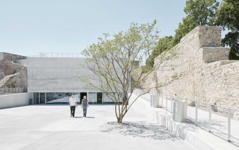 La grande piazza, in leggera pendenza, su cui si apre la zona d'ingresso del Kunsthalle di Wiener Neustadt (foto di David Schreyer)