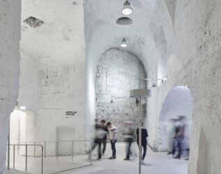 Le mura dell'interno del Kunsthalle di Wiener Neustadt sono intonacate di bianco (foto di David Schreyer)