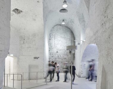Le mura dell'interno del Kunsthalle di Wiener Neustadt sono intonacate di bianco (foto di David Schreyer)