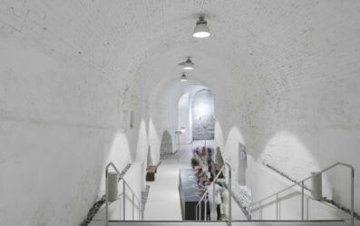 Il percorso espositivo del Kunsthalle di Wiener Neustadt si articola all'interno delle gallerie recuperate (foto di David Schreyer)