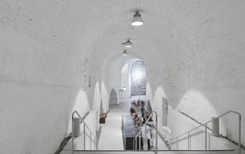 Il percorso espositivo del Kunsthalle di Wiener Neustadt si articola all'interno delle gallerie recuperate (foto di David Schreyer)