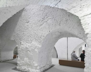 Le mura dell'interno del Kunsthalle di Wiener Neustadt sono intonacate di bianco (foto di David Schreyer)