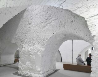 Le mura dell'interno del Kunsthalle di Wiener Neustadt sono intonacate di bianco (foto di David Schreyer)