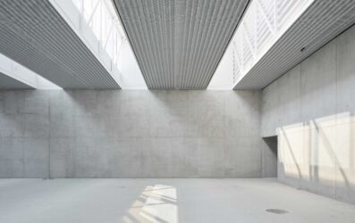 Lame di luce zenitale illuminano gli spazi del Kunsthalle di Wiener Neustadt (foto di David Schreyer)