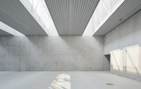 Lame di luce zenitale illuminano gli spazi del Kunsthalle di Wiener Neustadt (foto di David Schreyer)