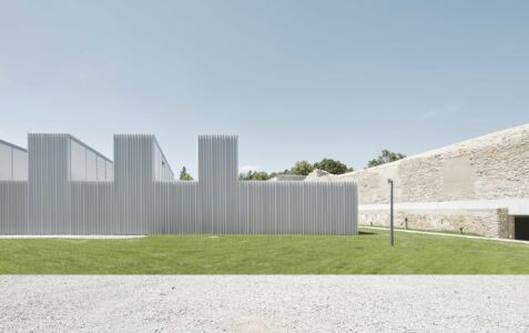 Vista dall'esterno dell'edificio integrato con le casematte recuperate (foto di David Schreyer)