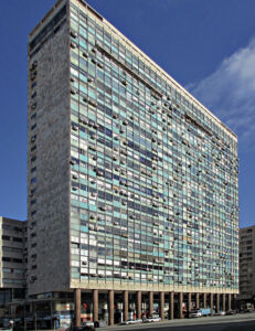 L'edificio Ciudadela, ventitré piani su pilotis a tripla altezza per un totale di 90 metri, opera degli architetti Sichero Bouret e Calvo (1959-1963)