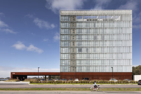 Prospetto dell'Hotel Hilton progettato da Gualano+Gualano (foto Federico Cairoli)