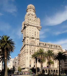 Il maestoso Palacio Salvo progettato dall’architetto milanese Mario Palanti