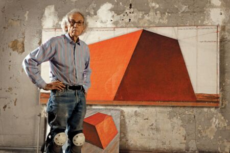 Christo nel suo studio con il disegno preparatorio della mastaba di Abu Dhabi (© Christo)