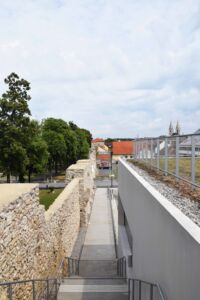 Un' ampia scala s’insinua fra edificio e mura urbane, permettendo di raggiungere la terrazza erbosa di copertura del Kunsthalle di Wiener Neustadt, 2020 (©Laura Frediani)