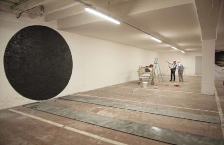 "Smoke and mirrors" di Leonardo Anker Vandal (Copenhagen – Denmark, 1988), smalto su muro, gomma, 2020