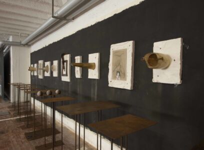 "Senza titolo" di Antonio Marras (Alghero, 1961), gesso, ferro e oggetti decorativi, 2020