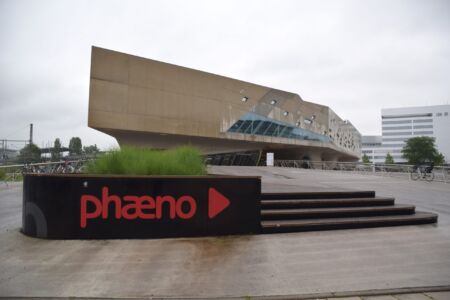 Zaha Hadid, Phæno, 2005, dettaglio prospetto e ingresso sul lato cittadino (© Daniela Völkel)