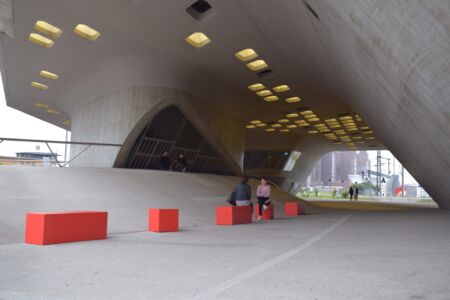 Zaha Hadid, Phæno, 2005. Scorcio passaggio e volta con sullo sfondo la fabbrica VW (© Daniela Völkel)