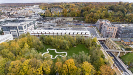 Il quartiere Chantiers: in piano gli stagni Gobert con l'opera dell'artista Inessa Hansch; in secondo piano la sede di Nature & Découvertes; a destra le abitazioni di Elisabeth de Portzamparc e a sinistra gli edifici terziari di Christian de Portzamparc; sullo sfondo la stazione ferroviaria (© Ville de Versailles / Gilles BOCS)