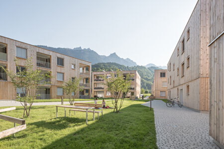 La corte interna del progetto residenziale Maierhof a Bludenz (©feld72, foto di Hertha Hurnaus, Vienna)