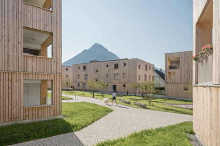 La corte interna del progetto residenziale Maierhof a Bludenz (©feld72, foto di Hertha Hurnaus, Vienna)