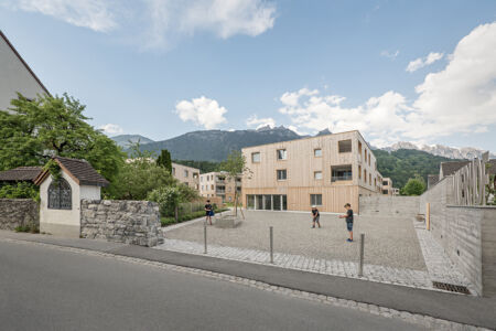 L'ingresso fronte strada del complesso residenziale Maierhof a Bludenz (©feld72, foto di Hertha Hurnaus, Vienna)