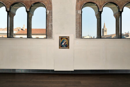Francesco Vezzoli, “Madonna piangente con lacrima cubista”, 2019. In alto, il dettaglio dei serramenti delle bifore (Courtesy PART - © Henrik Blomqvist)