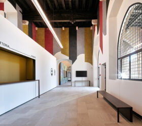 Atrio d'ingresso del palazzo dell’Arengo con la biglietteria e l’opera site specific realizzata da David Tremlett con gli ospiti della comunità di San Patrignano (Courtesy PART - © Henrik Blomqvist)