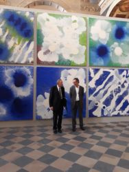Juan Navarro Baldeweg con il curatore Pierre-Alain Croset e alcuni suoi quadri in occasione dell’inaugurazione della mostra al Museo di Santa Giulia, Brescia (foto di Alessandro Colombo)