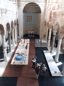 Il grande tavolo nella navata della basilica di San Salvatore (foto di Alessandro Colombo)