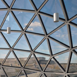 Techne Sphere, progetto finito. Vista da interno a esterno. Dettaglio elementi geodesici (© Margret Hoppe)