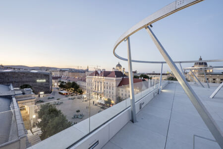Vista del MQ-Museumsquartier di Vienna dalla nuova terrazza realizzata sopra al Leopold Museum, 2020 (©Hertha Hurnaus)