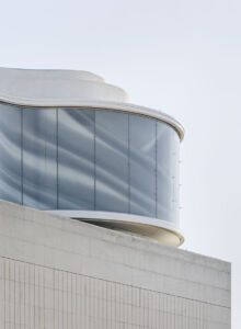 Dettaglio della facciata della "libellula" realizzata sopra al Leopold Museum, Vienna, 2020 (©Hertha Hurnaus)