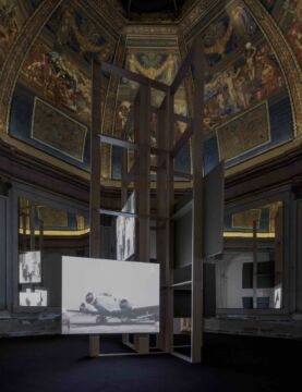 Veduta della sala Chini a Le muse inquiete. La Biennale di fronte alla storia, Padiglione Centrale, Giardini della Biennale, 2020
(Foto di Marco Cappelletti - Courtesy La Biennale di Venezia)