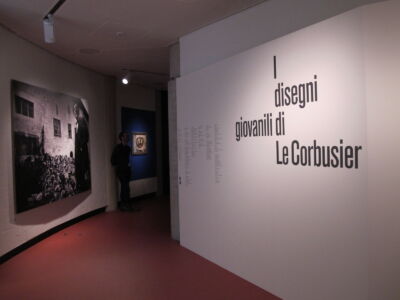 L'ingresso della mostra “I disegni giovanili di Le Corbusier. 1902-1916”, a cura di Danièle Pauly, Teatro dell'architettura, Mendrisio