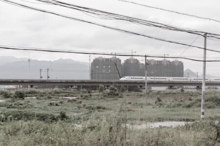 Viadotto della ferrovia nel cantiere della newtown, 2017, Zhaoqing New Town, provincia del Guangdong (foto di Samuele Pellecchia)