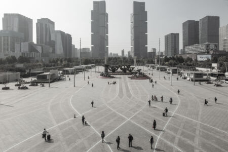 Piazza della stazione ferroviaria est di Zhengzhou, 2019, provincia dello Henan (foto di Samuele Pellecchia)