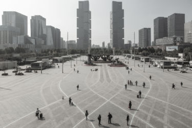 Piazza della stazione ferroviaria est di Zhengzhou, 2019, provincia dello Henan (foto di Samuele Pellecchia)