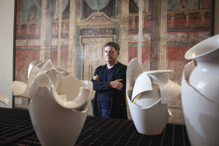 Andrea Anastasio al Museo archeologico nazionale per la mostra "Aritmia" (foto di Elio Rosato)