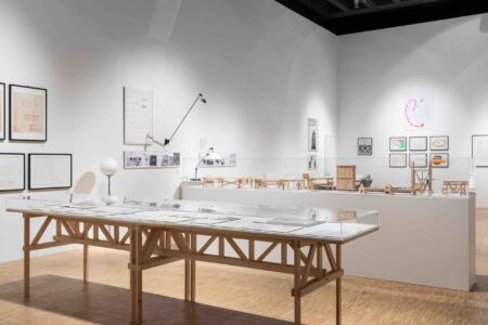 L'allestimento della mostra su Enzo Mari alla Triennale di Milano (©Triennale Milano, foto di Gianluca Di Ioia)