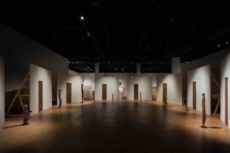 L'allestimento della mostra su Enzo Mari alla Triennale di Milano (©Triennale Milano, foto di Gianluca Di Ioia)