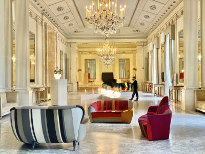 Esposizioni per Foscarini e Moroso al Teatro San Carlo (foto di Serena Eller Vainicher)