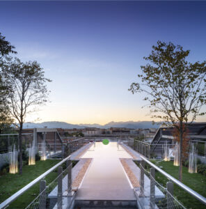 La piscina a sbalzo (foto Fabio Oggetto)