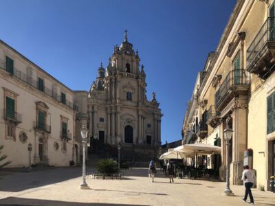 La piazza e il Duomo di Ragusa Ibla (©Archivio AutonomeForme)