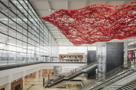 Interno Terminal 1 con la scultura «Fliegender Teppich» (tappeto volante) di Pae White (© Marcus Bredt Courtesy gmp Architekten)