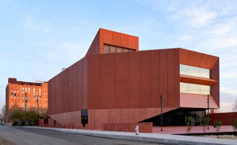 Il centro d’arte contemporanea Ruby City (San Antonio, Texas, 2019) progettato da David Adjaye dove a prevalere sono gli effetti coloristici e tattili del calcestruzzo rossastro prefabbricato