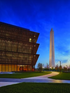 Smithsonian National Museum of African American History and Culture (Washington, 2016): il progetto di David Adjaye è caratterizzato da una facciata a tre livelli di pannelli in alluminio bronzati e inclinati che diventano una sorta di tripla piramide rovesciata